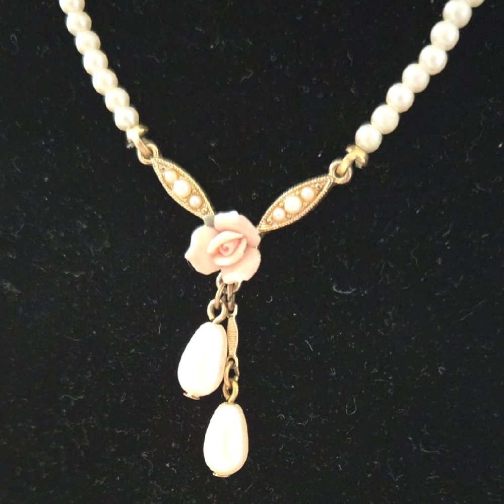 Elegant 1928 Pearl Necklace with Gold Accents - Picture 3 of 6